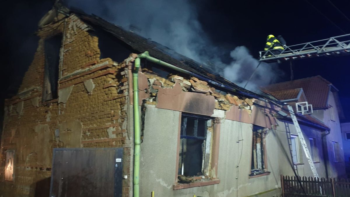 Oheň zachvátil dům v Bouzově
